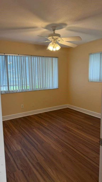 Image 36 of property listing at 2271 SW 30th Ter, Fort Lauderdale, FL 33312