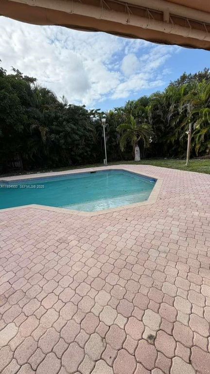 Image 45 of property listing at 2271 SW 30th Ter, Fort Lauderdale, FL 33312