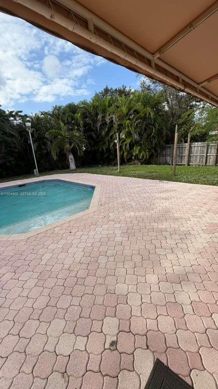 Image 46 of property listing at 2271 SW 30th Ter, Fort Lauderdale, FL 33312