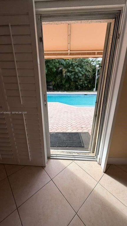 Image 6 of property listing at 2271 SW 30th Ter, Fort Lauderdale, FL 33312