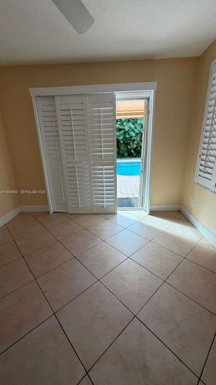 Image 7 of property listing at 2271 SW 30th Ter, Fort Lauderdale, FL 33312