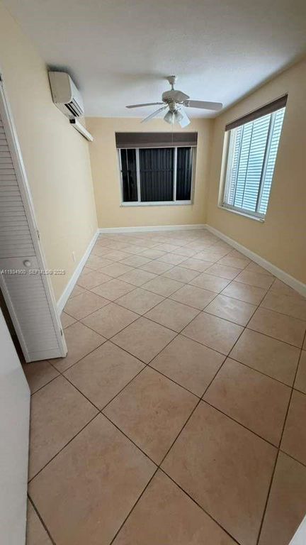 Image 9 of property listing at 2271 SW 30th Ter, Fort Lauderdale, FL 33312