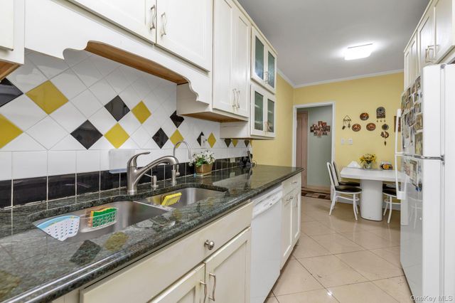 69-10 Yellowstone Boulevard 210, Forest Hills, NY 11375