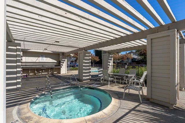 4814 Courtland Ln, Carmichael, CA 95608