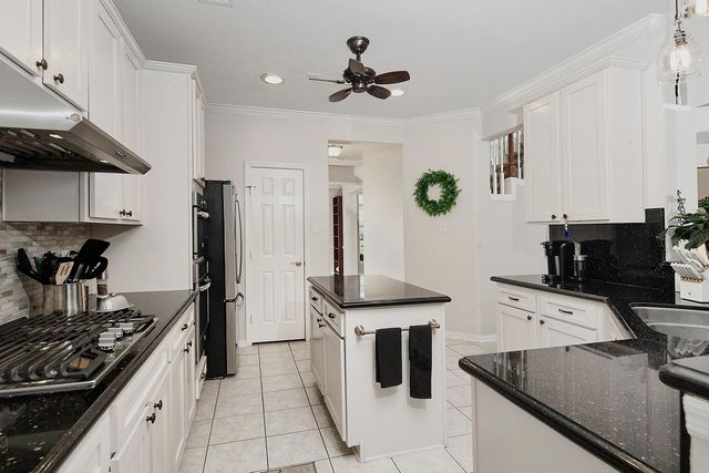 62 N Linton Ridge Cir, The Woodlands, TX 77382