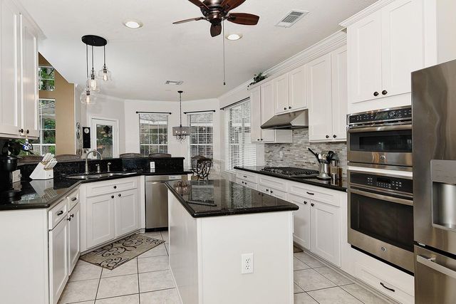 62 N Linton Ridge Cir, The Woodlands, TX 77382