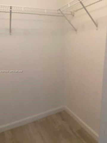45 SW 9th St 1007, Miami, FL 33130