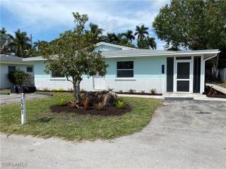 1751 Smugglers CV B, Naples, FL 34112