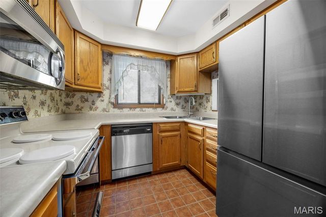 5162 Hollow Wood Court D, St Louis, MO 63128