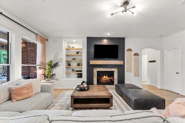 82 W Arbor Camp Circle, Spring, TX 77389