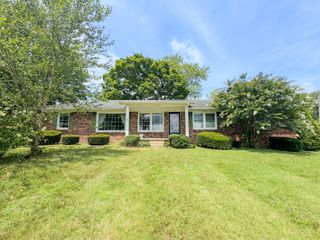 830 Royal Elm Cir, Hartsville, TN 37074