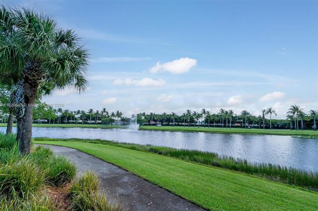 542 Penta Ct, Weston, FL 33327