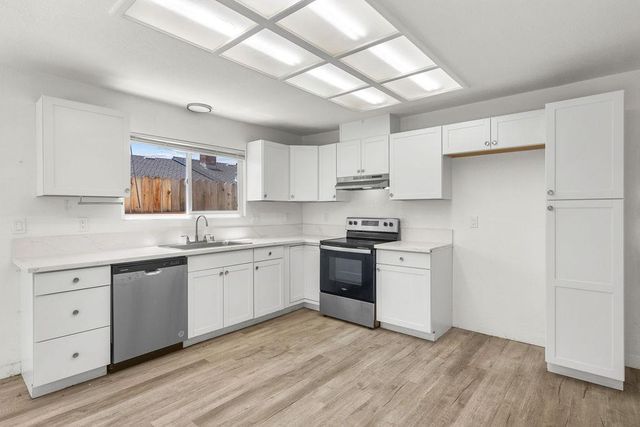 762 Garden Gate Dr, Manteca, CA 95336