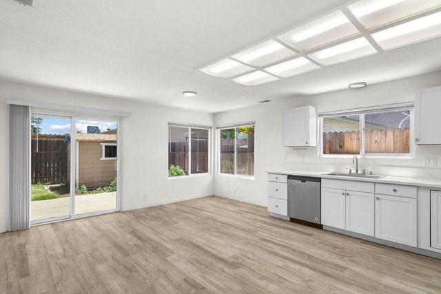 762 Garden Gate Dr, Manteca, CA 95336