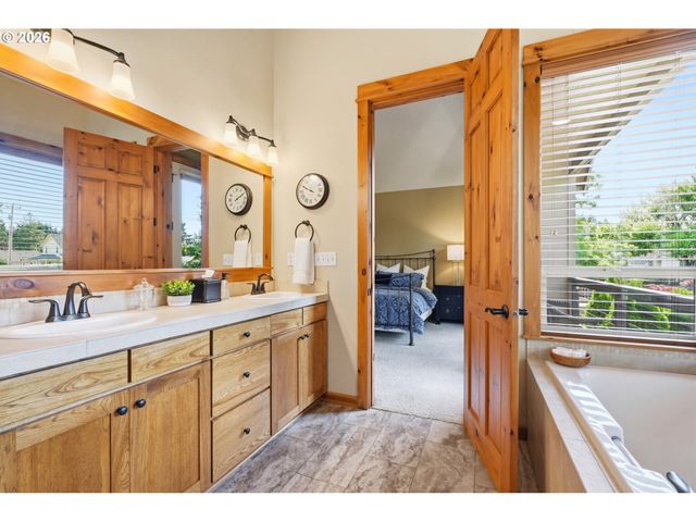 12800 Ne SALMON CREEK Ave 115, Vancouver, WA 98686
