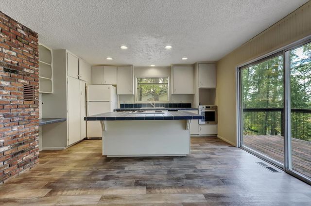 12534 Nottingham Ln, Grass Valley, CA 95949