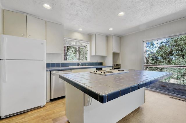 12534 Nottingham Ln, Grass Valley, CA 95949