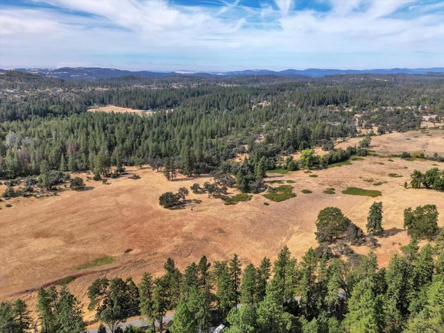 12534 Nottingham Ln, Grass Valley, CA 95949
