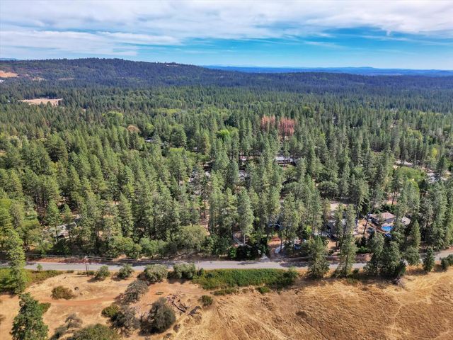 12534 Nottingham Ln, Grass Valley, CA 95949