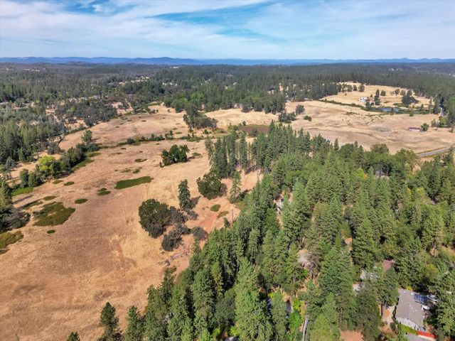 12534 Nottingham Ln, Grass Valley, CA 95949