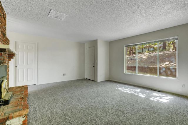 12534 Nottingham Ln, Grass Valley, CA 95949