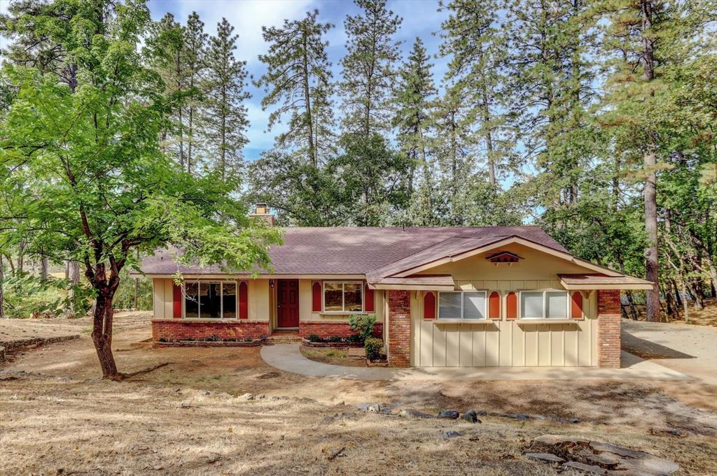 12534 Nottingham Ln, Grass Valley, CA 95949