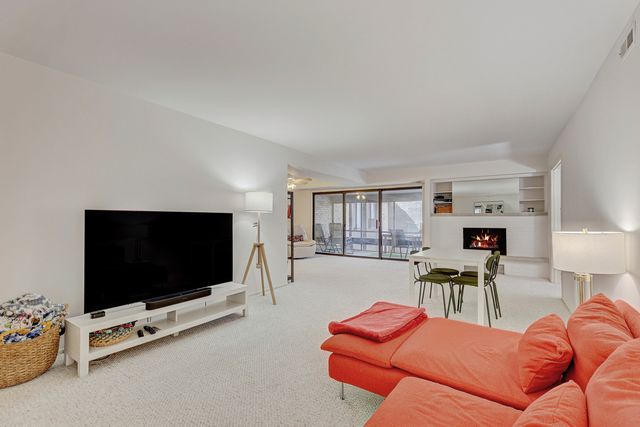 740 Saint Andrews Lane 38, Crystal Lake, IL 60014