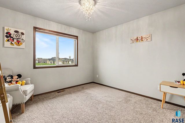 201 Lydia Ct Court, Harrisburg, SD 57032