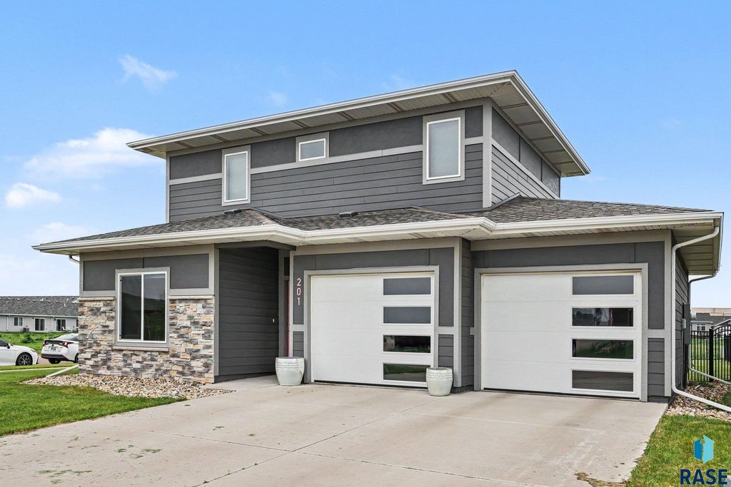 201 Lydia Ct Court, Harrisburg, SD 57032