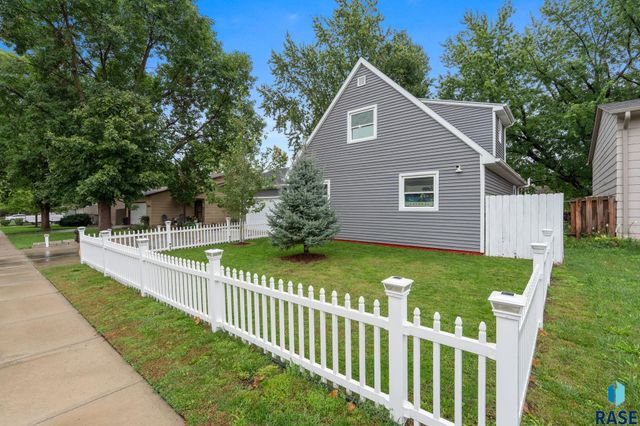 3204 S Greenwood Ave Avenue, Sioux Falls, SD 57106