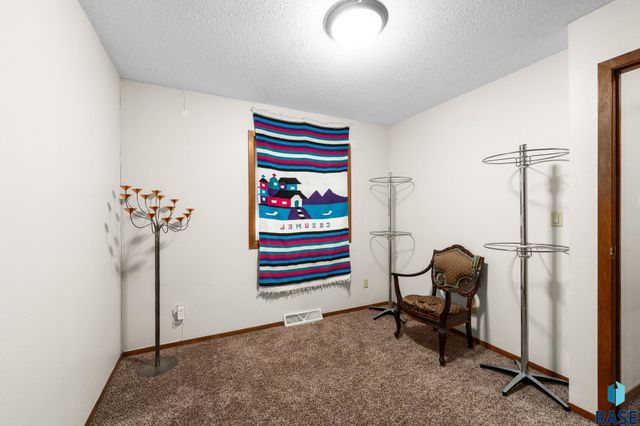 3204 S Greenwood Ave Avenue, Sioux Falls, SD 57106