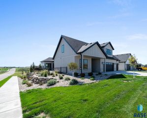 5921 E Rush St Street, Sioux Falls, SD 57110