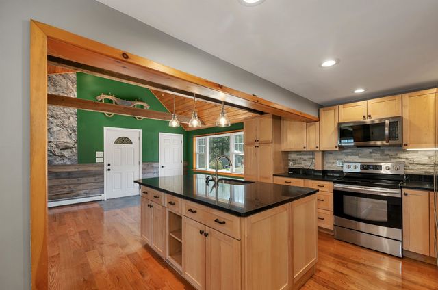 17 Croto Lane, Albany, NH 03818