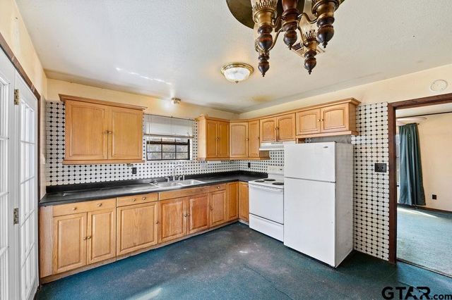 20081 Red Oak Drive, Larue, TX 75770