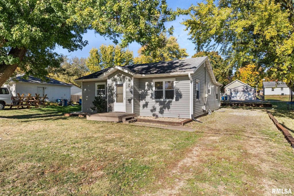1215 WISCONSIN Street, Le Claire, IA 52753