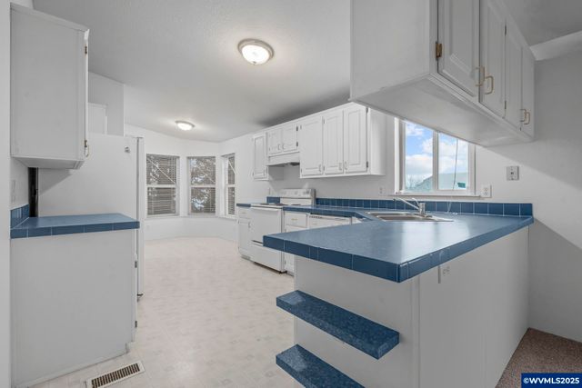 3415 Lake Vanessa Cir NW, Salem, OR 97304