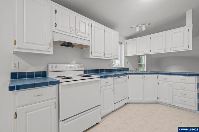 3415 Lake Vanessa Cir NW, Salem, OR 97304