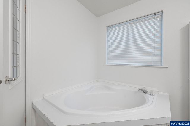 3415 Lake Vanessa Cir NW, Salem, OR 97304