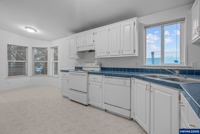 3415 Lake Vanessa Cir NW, Salem, OR 97304