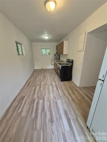 1745 Meadowbrook Terrace, Hendersonville, NC 28792