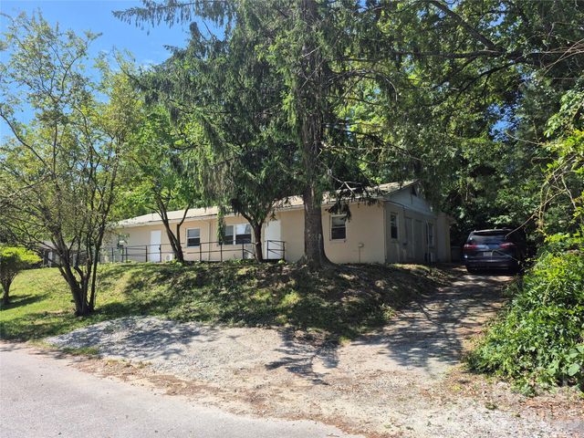 1745 Meadowbrook Terrace, Hendersonville, NC 28792