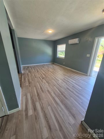1745 Meadowbrook Terrace, Hendersonville, NC 28792
