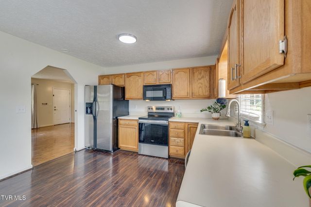 130 Valley Crest Drive, Mount Carmel, TN 37645