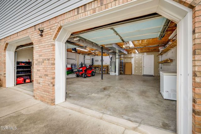 130 Valley Crest Drive, Mount Carmel, TN 37645