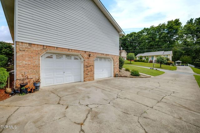 130 Valley Crest Drive, Mount Carmel, TN 37645