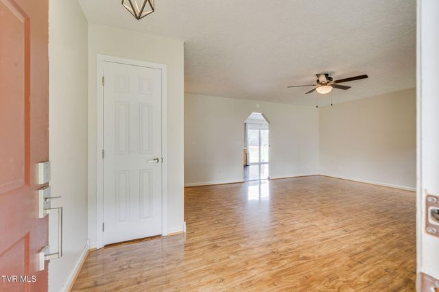 130 Valley Crest Drive, Mount Carmel, TN 37645