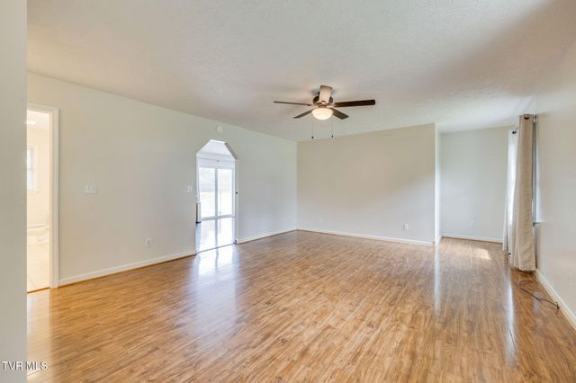 130 Valley Crest Drive, Mount Carmel, TN 37645