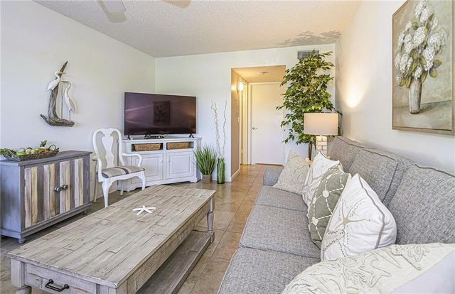 73 Royal Oak Court 103, Vero Beach, FL 32962