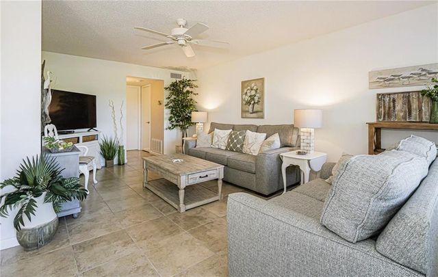 73 Royal Oak Court 103, Vero Beach, FL 32962