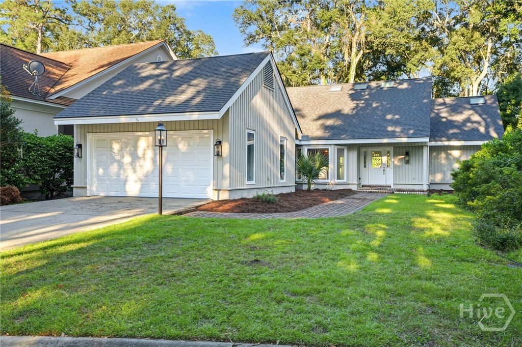Image 1 of property listing at 4 Halfmoon Court, Savannah, GA 31411